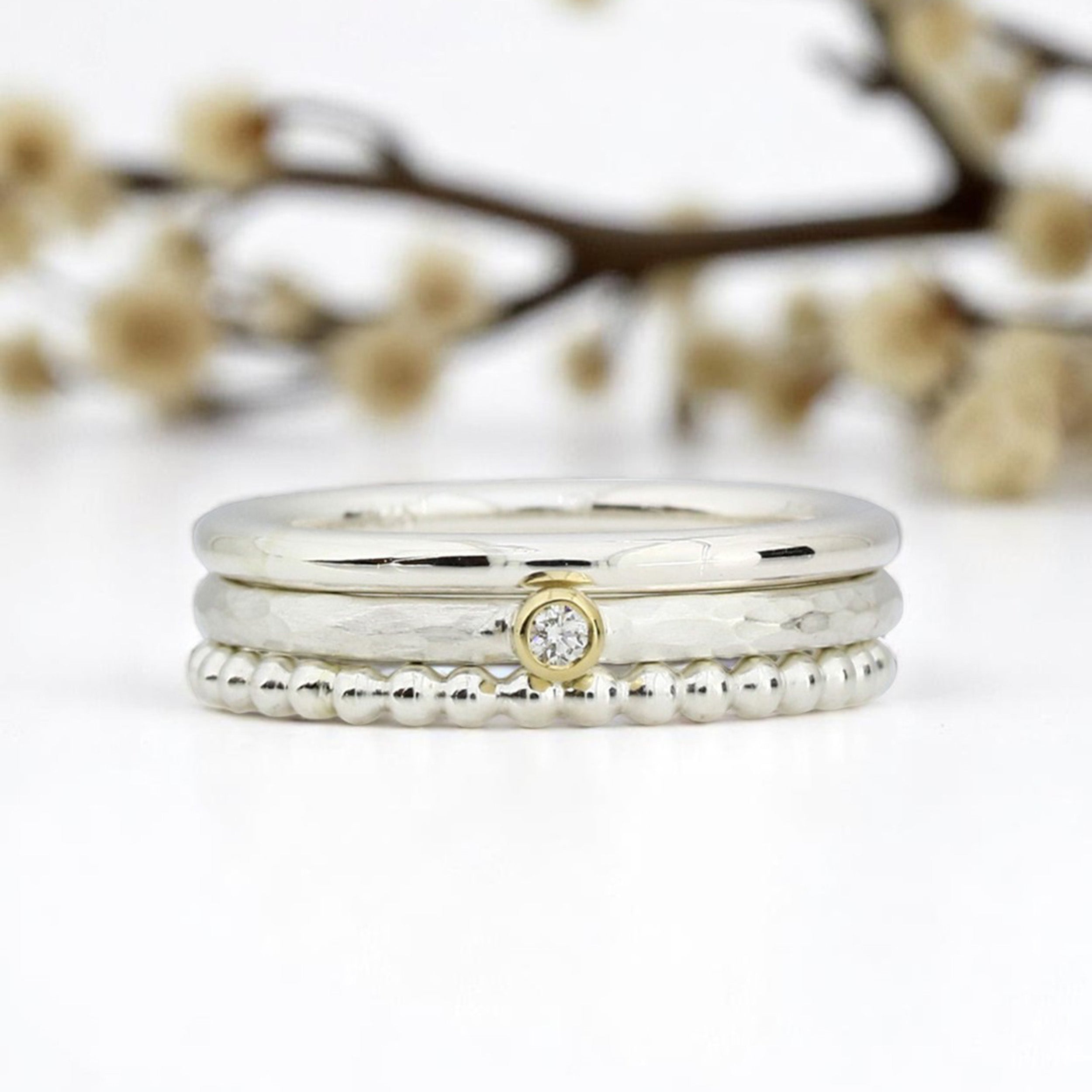 Ringset bestehend aus 3 Silberringen, Diamantring mit Goldfassung, Kügelchenring, glatter polierter Ring