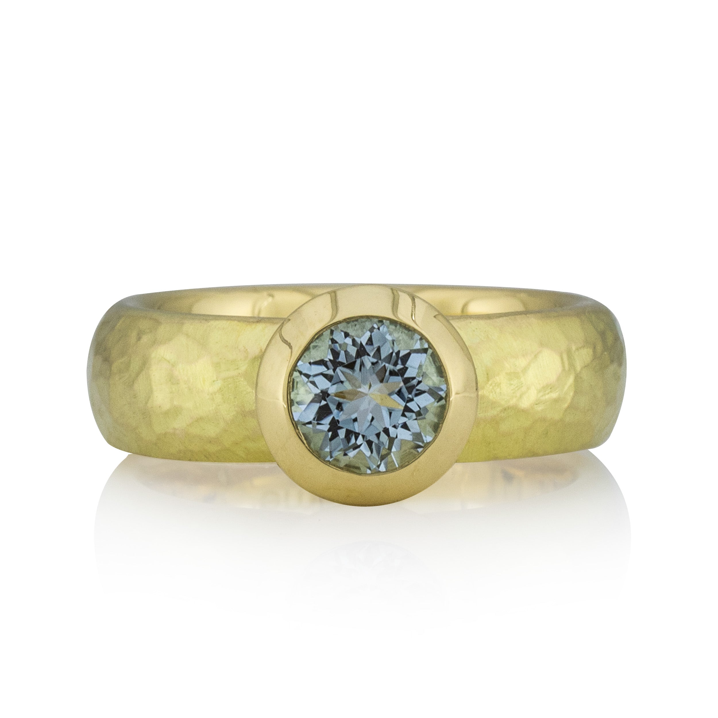 Geschmiedeter Goldring mit Aquamarin
