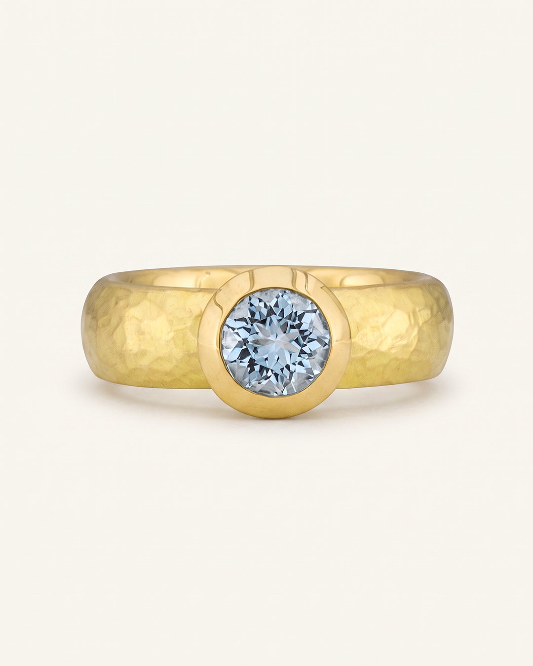 Geschmiedeter Goldring mit Aquamarin