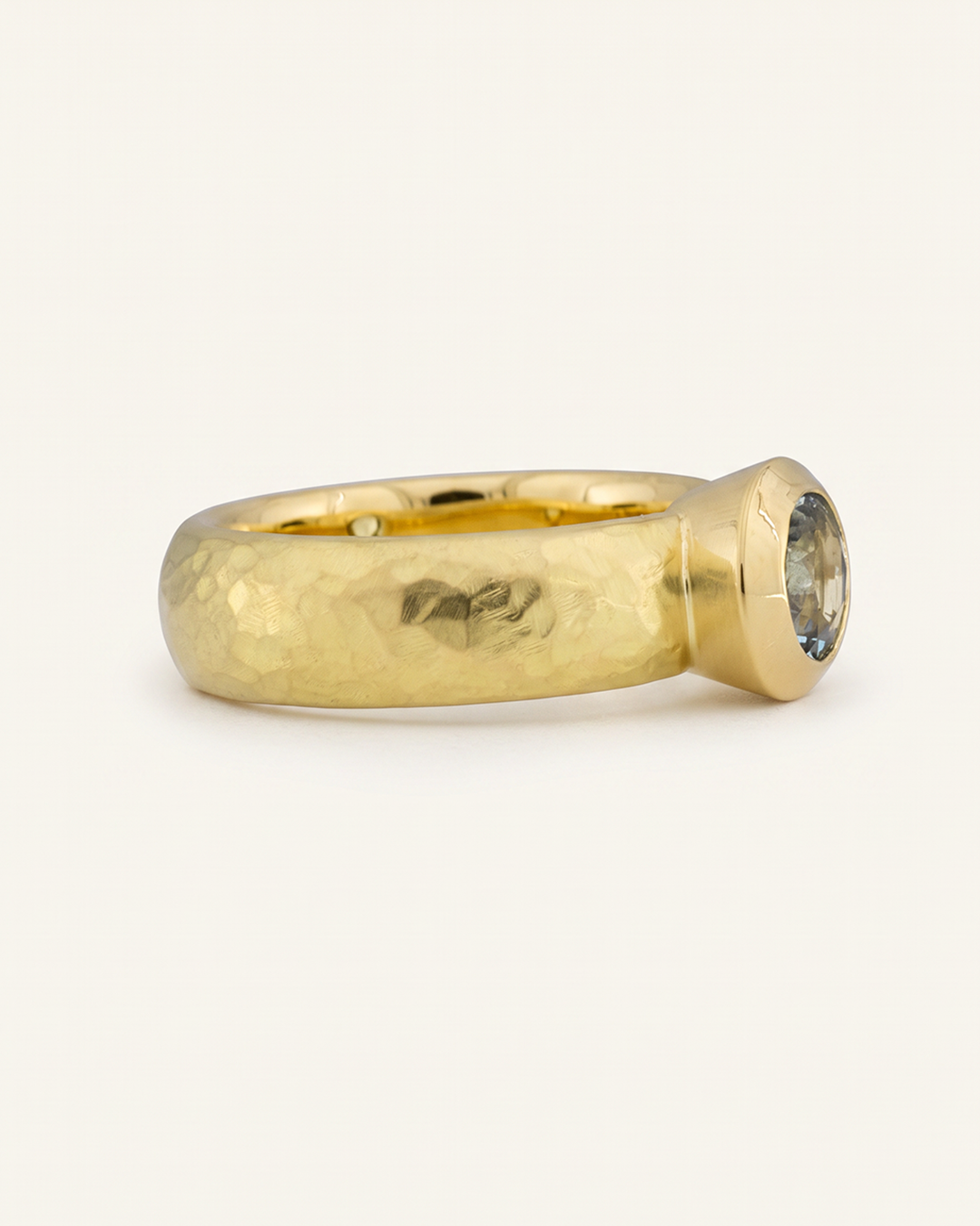Geschmiedeter Goldring mit Aquamarin