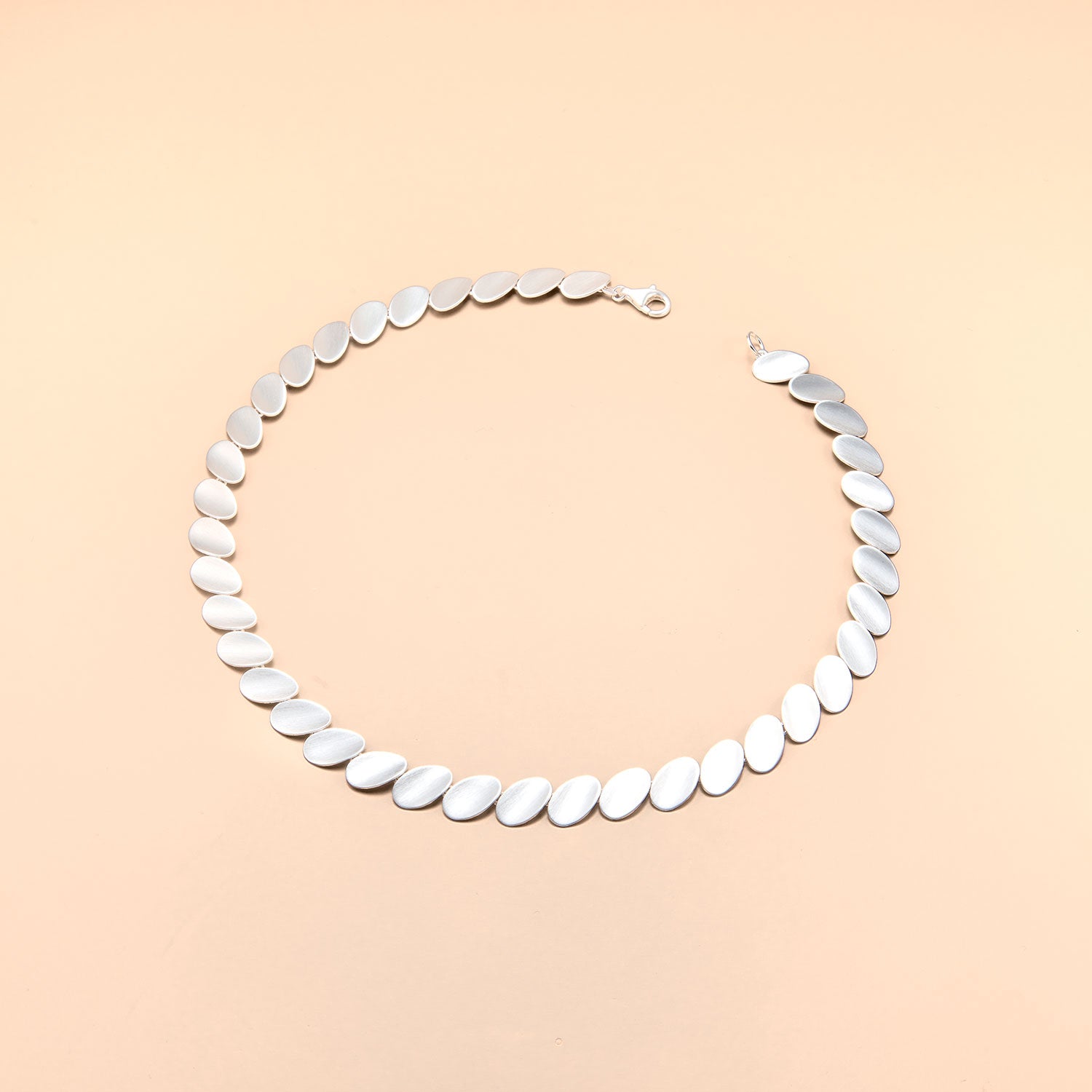 Halsschmuck von KELIM, Collier mit ovalen Plättchen