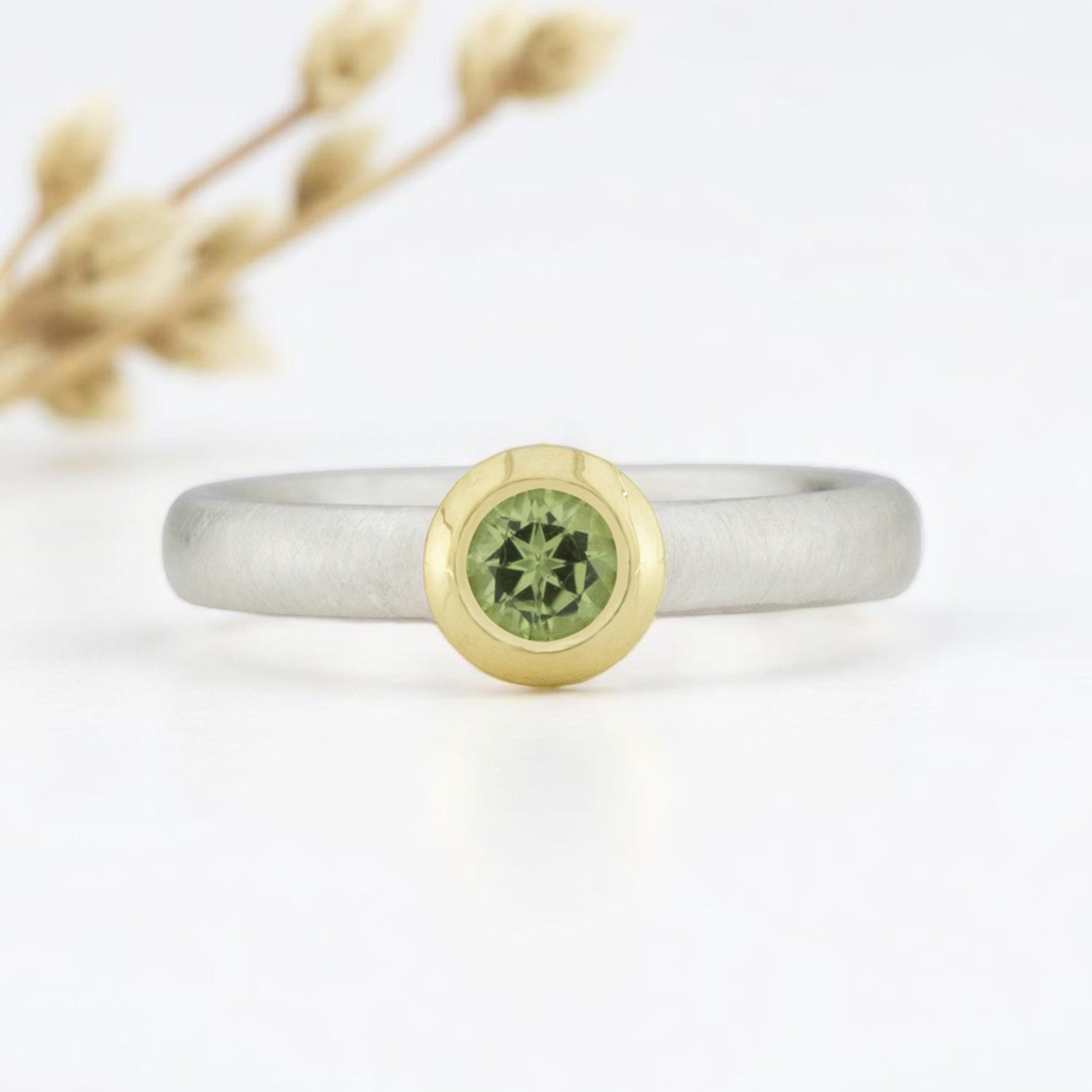 Mattierter Silberring mit Goldfassung und Peridot.