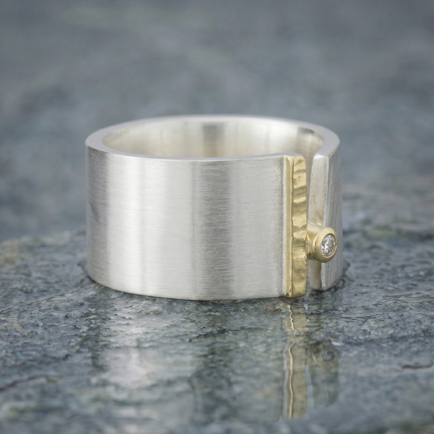 Silberring mit geschmiedeter Oberfläche, Goldakzent, Diamant
