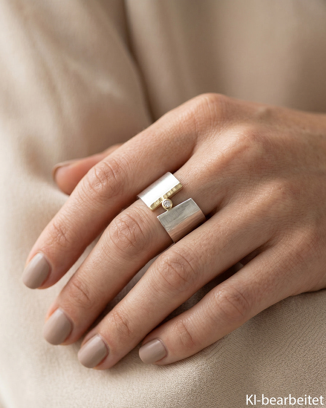 Silberring mit geschmiedeter Oberfläche, Goldakzent, Diamant