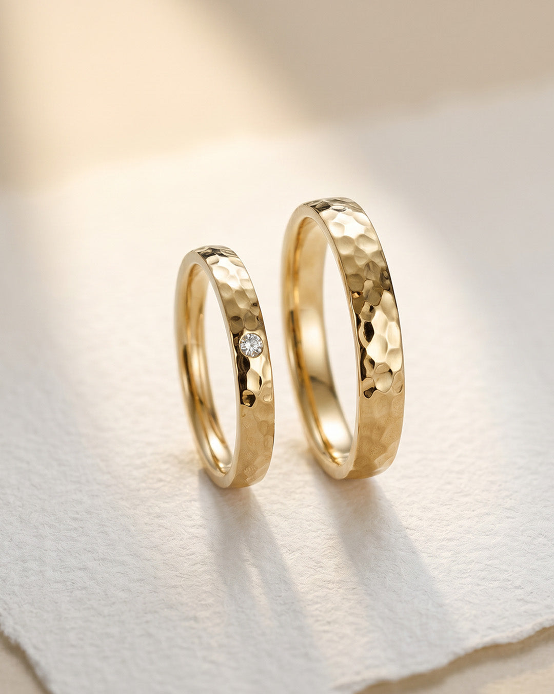 Geschmiedete Trauringe/Eheringe in Gelbgold, Diamant