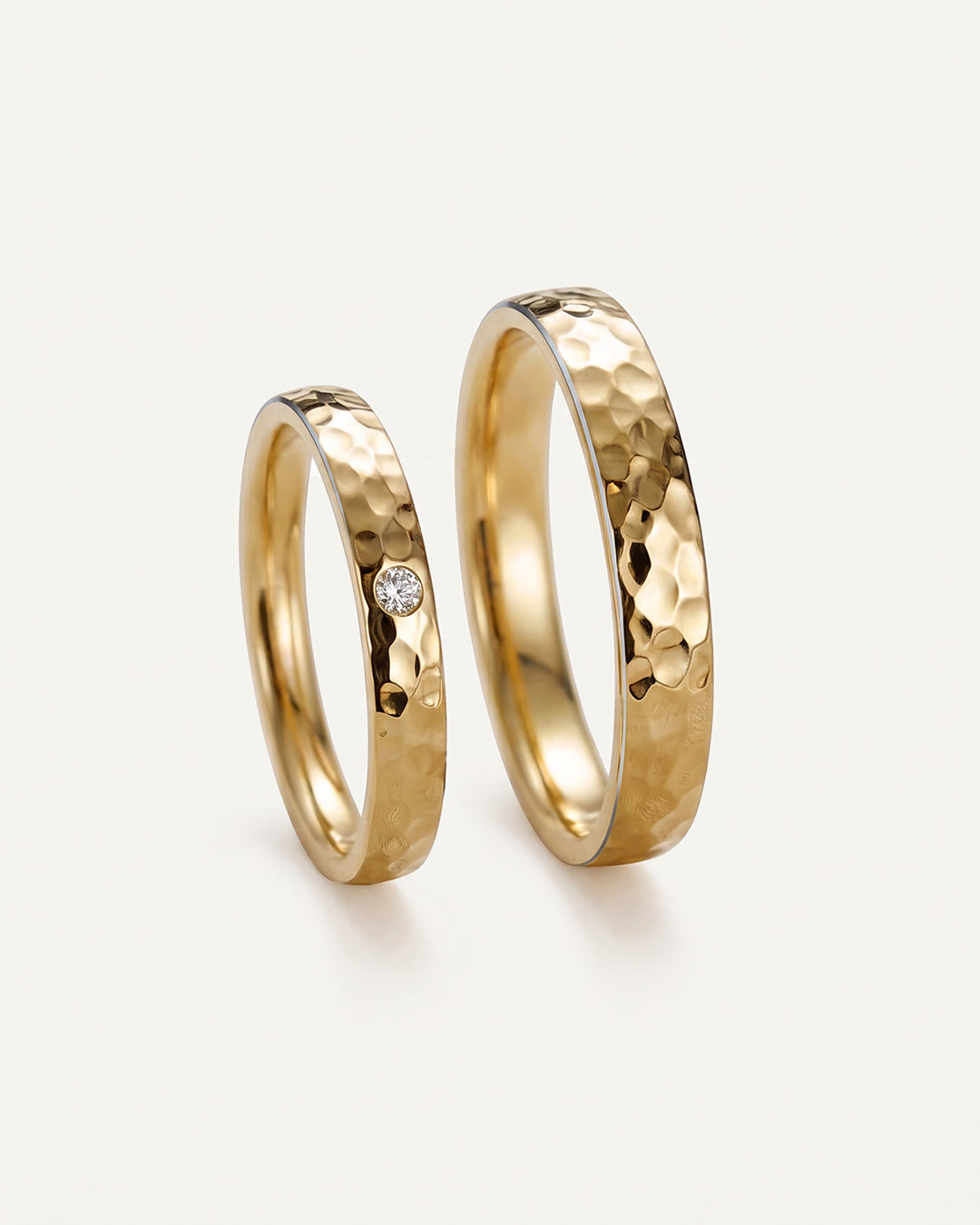 Geschmiedete Trauringe/Eheringe in Gelbgold, Diamant