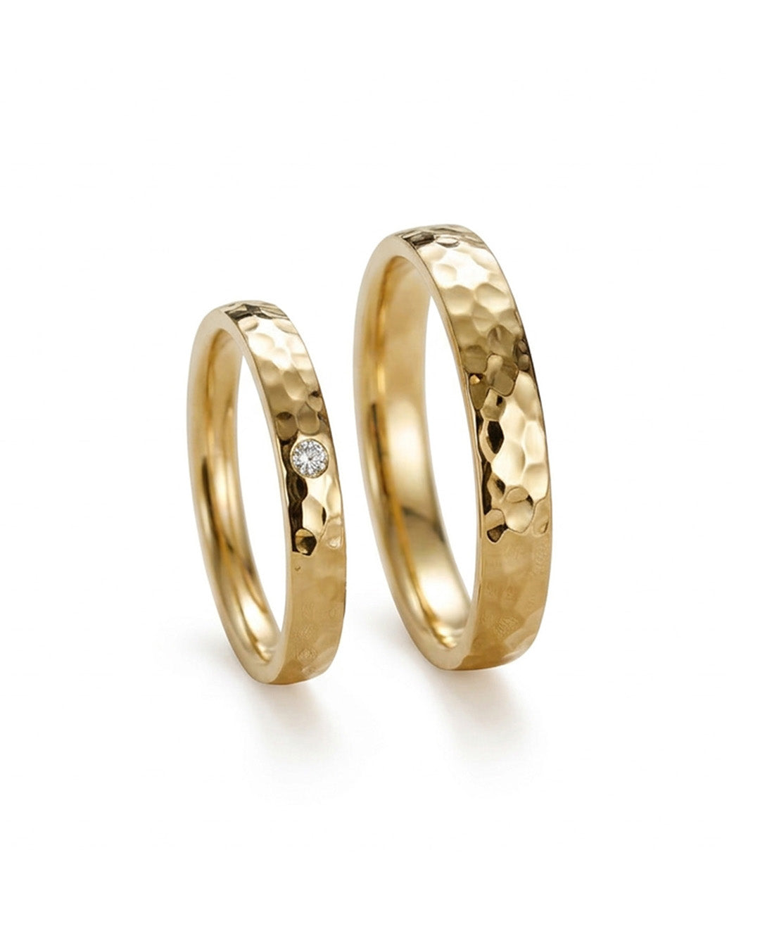 Geschmiedete Trauringe/Eheringe in Gelbgold, Diamant