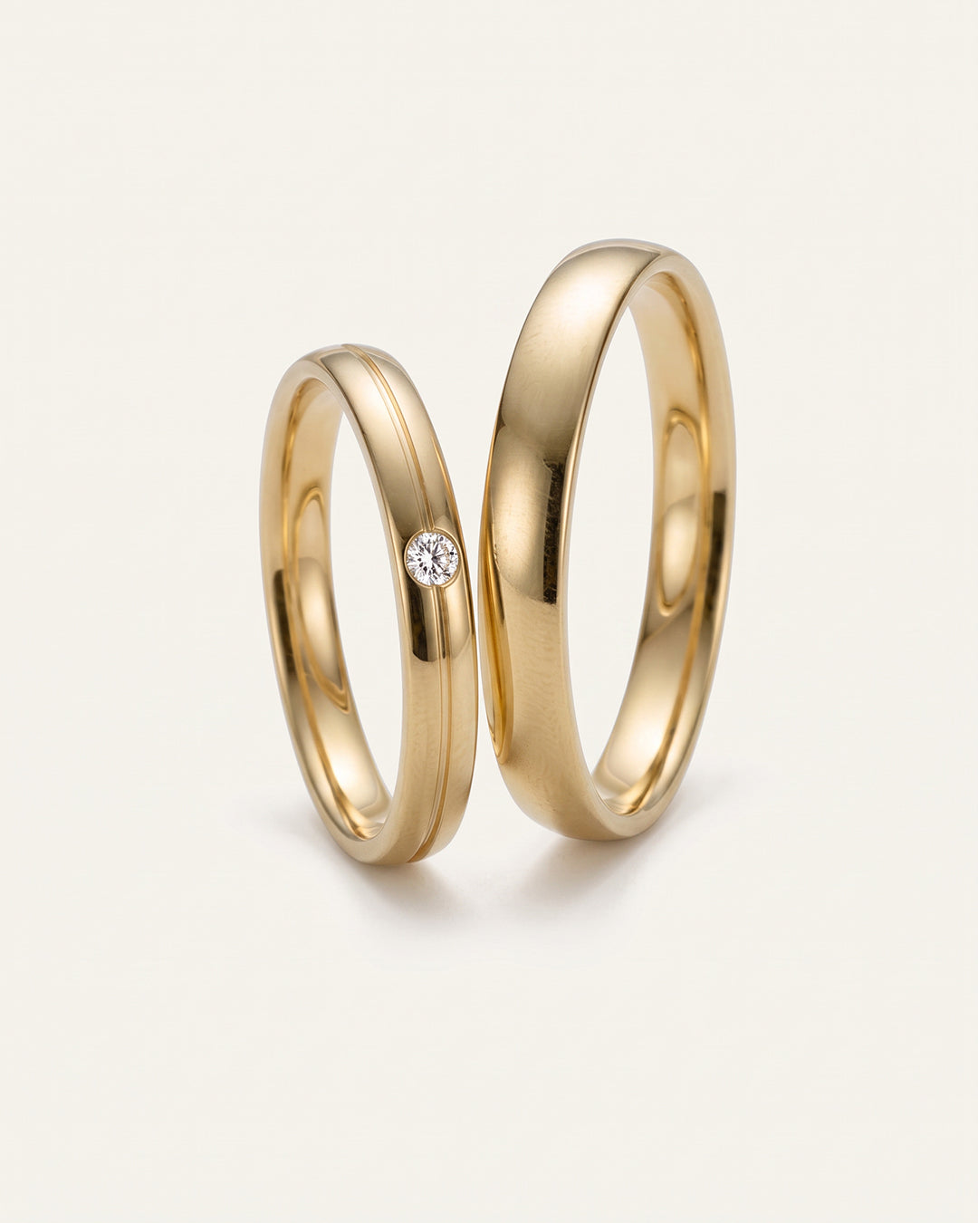 Klassische Trauringe/Eheringe in Gelbgold  mit 0,015 ct. Brillant tw, vsi