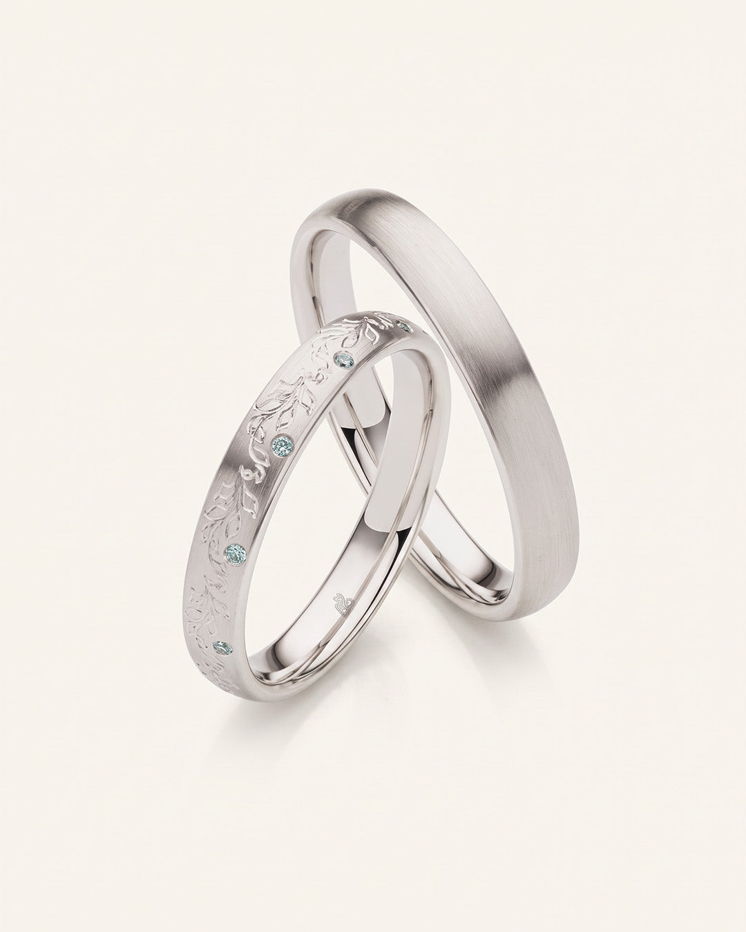 Romantische Trauringe mit floralem Muster, Diamanten