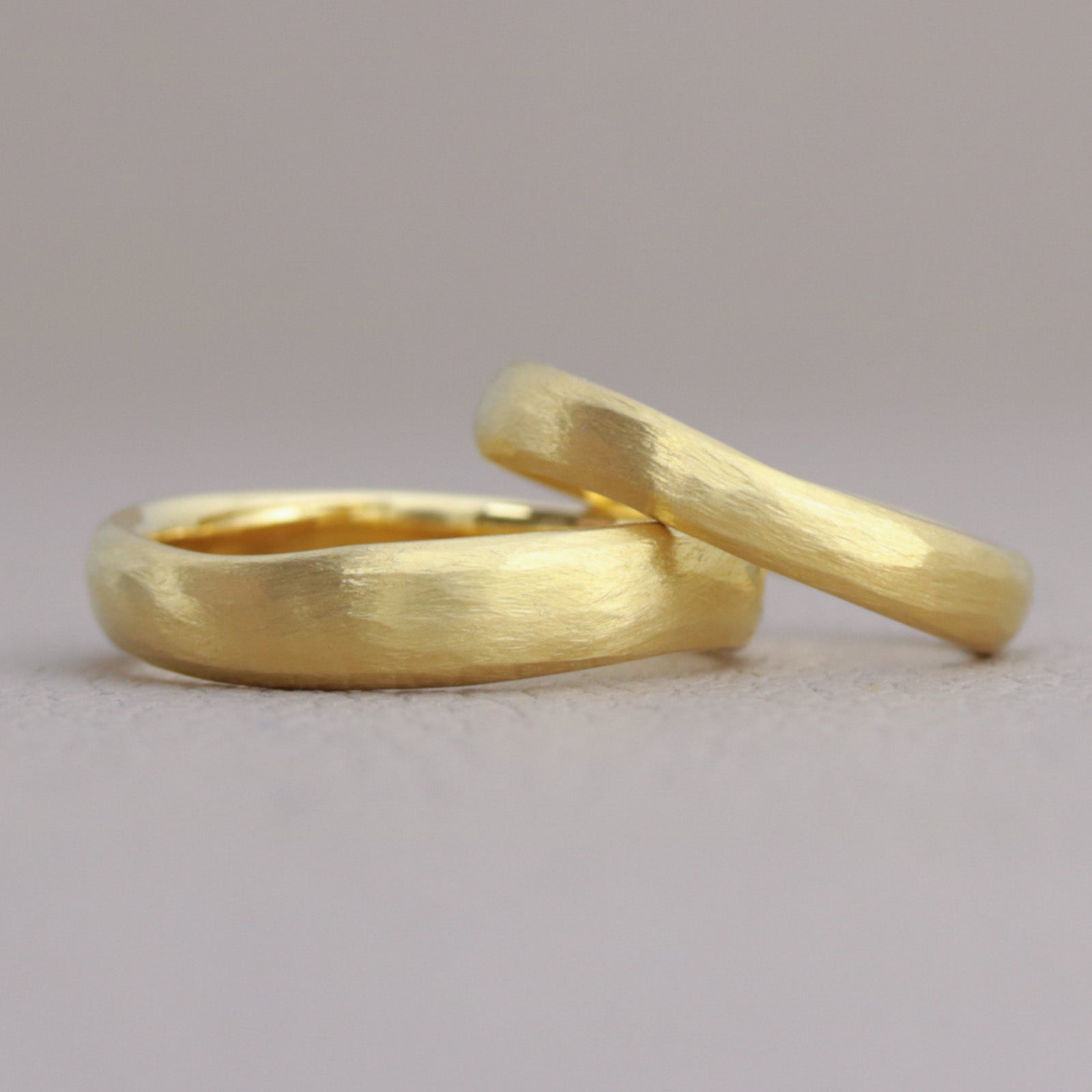 Handgefertigte Trauringe aus Goldschmiede im Saarland. Elke Mitscha Trauringe und Schmuck. Organische Form. Individuelle Anfertigung. Eheringe Saarbrücken. Sankt Ingbert.