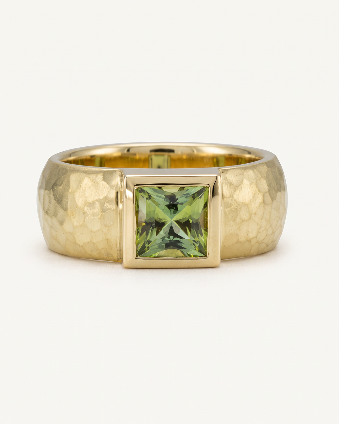 Breiter geschmiedeter Ring in Gelbgold 750/000, Turmalin