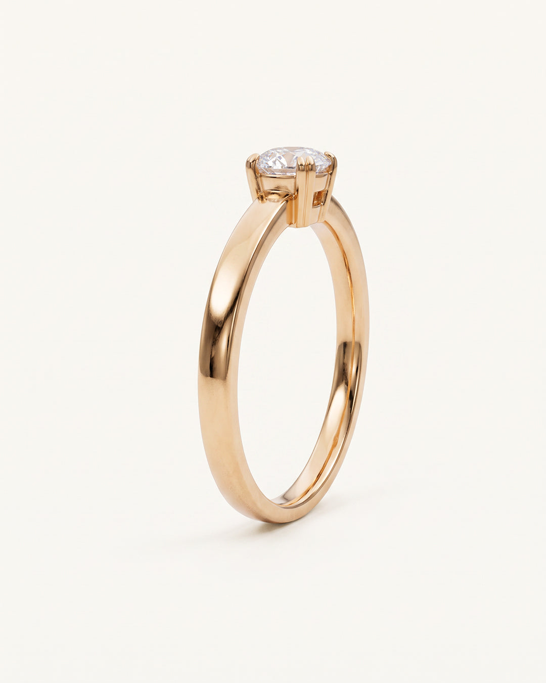 Klassischer Verlobungsring, Ringschiene und Fassung Rosegold mit Brillant, gefasst mit 4 Doppelkrappen in Chatonfassung