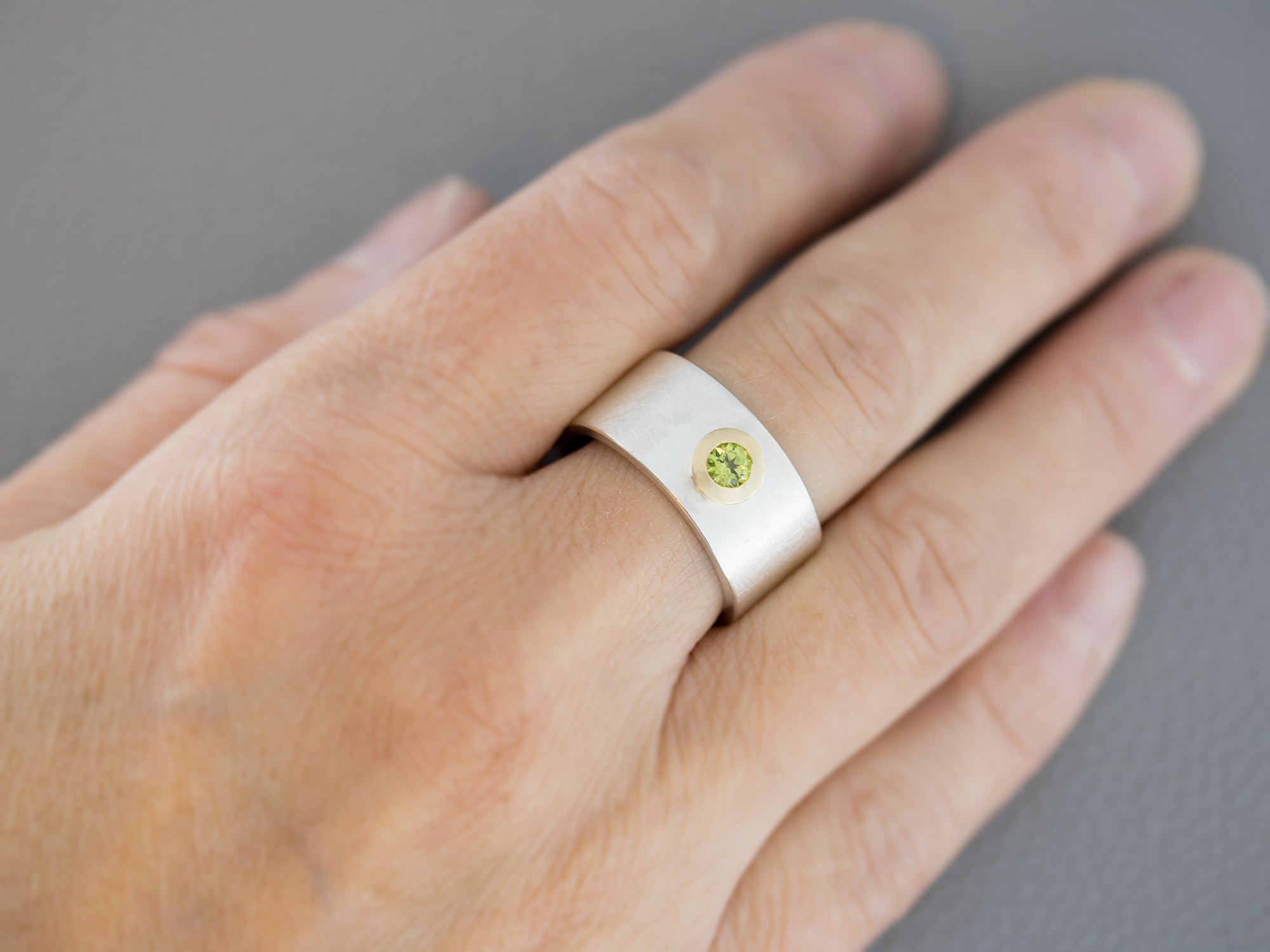 Breiter Ring mit Peridot, Goldfassung