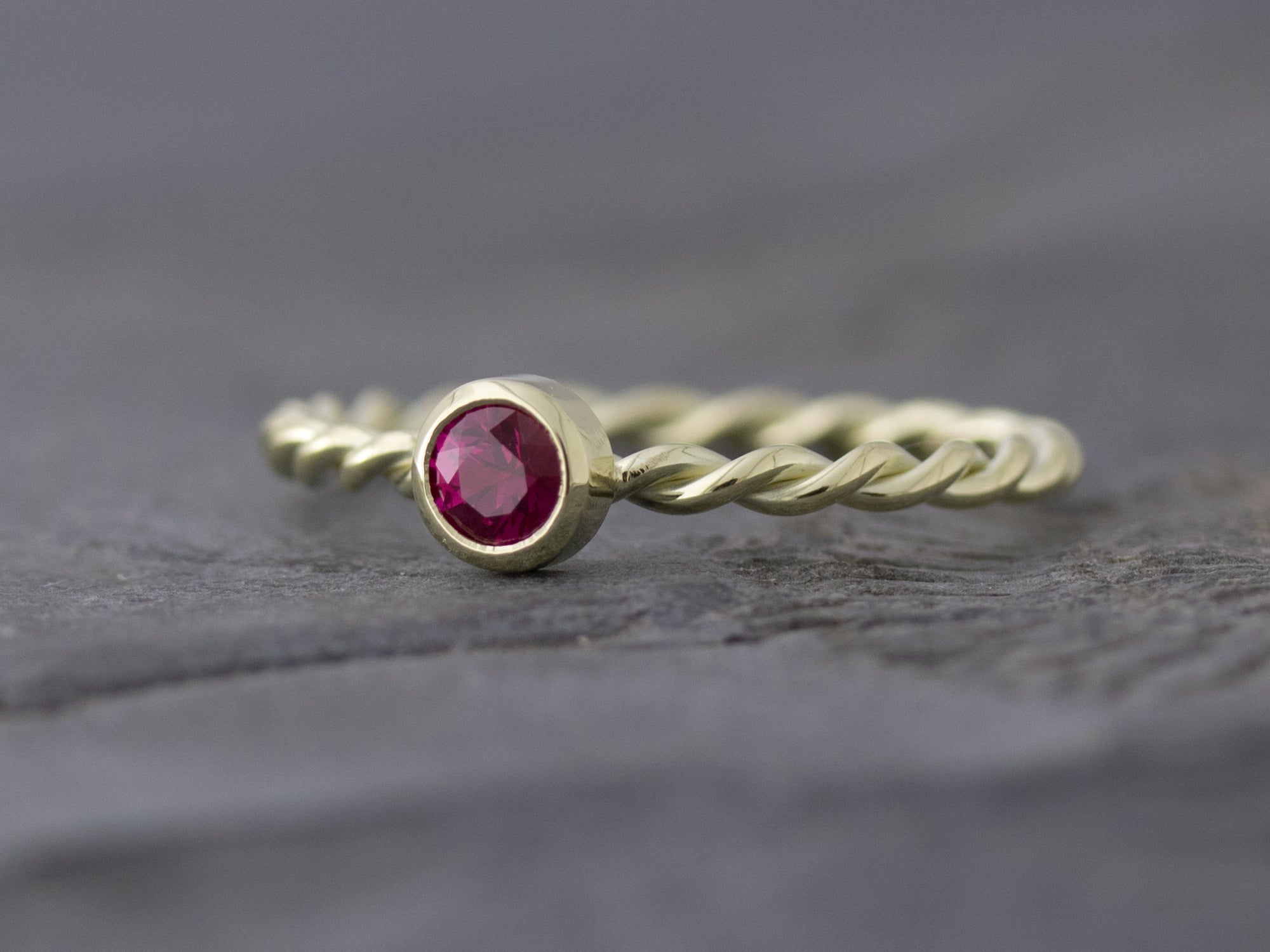 Kordelring in Gelbgold mit Rubin