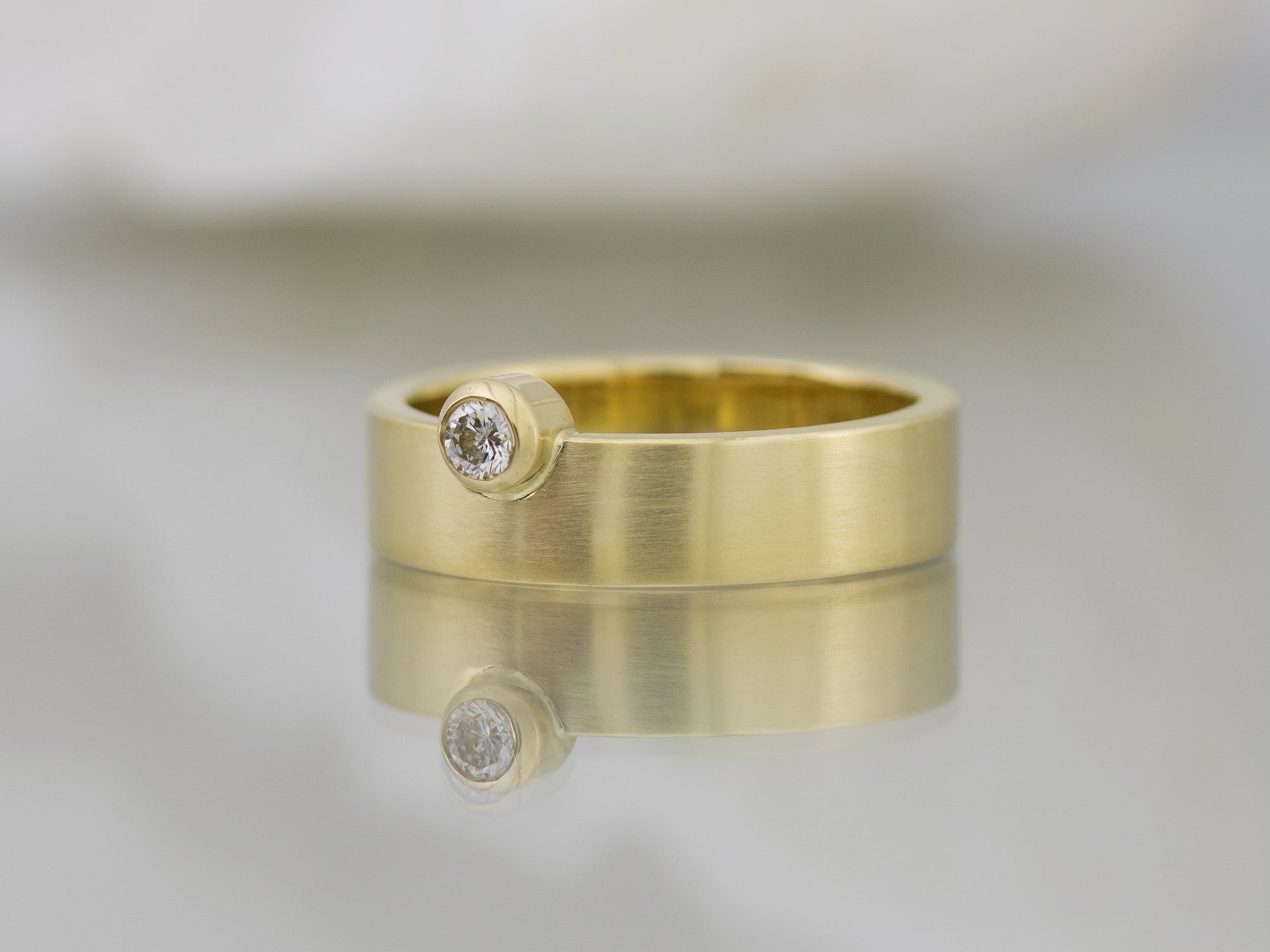 Goldring mit Diamant, breit, strichmattiert