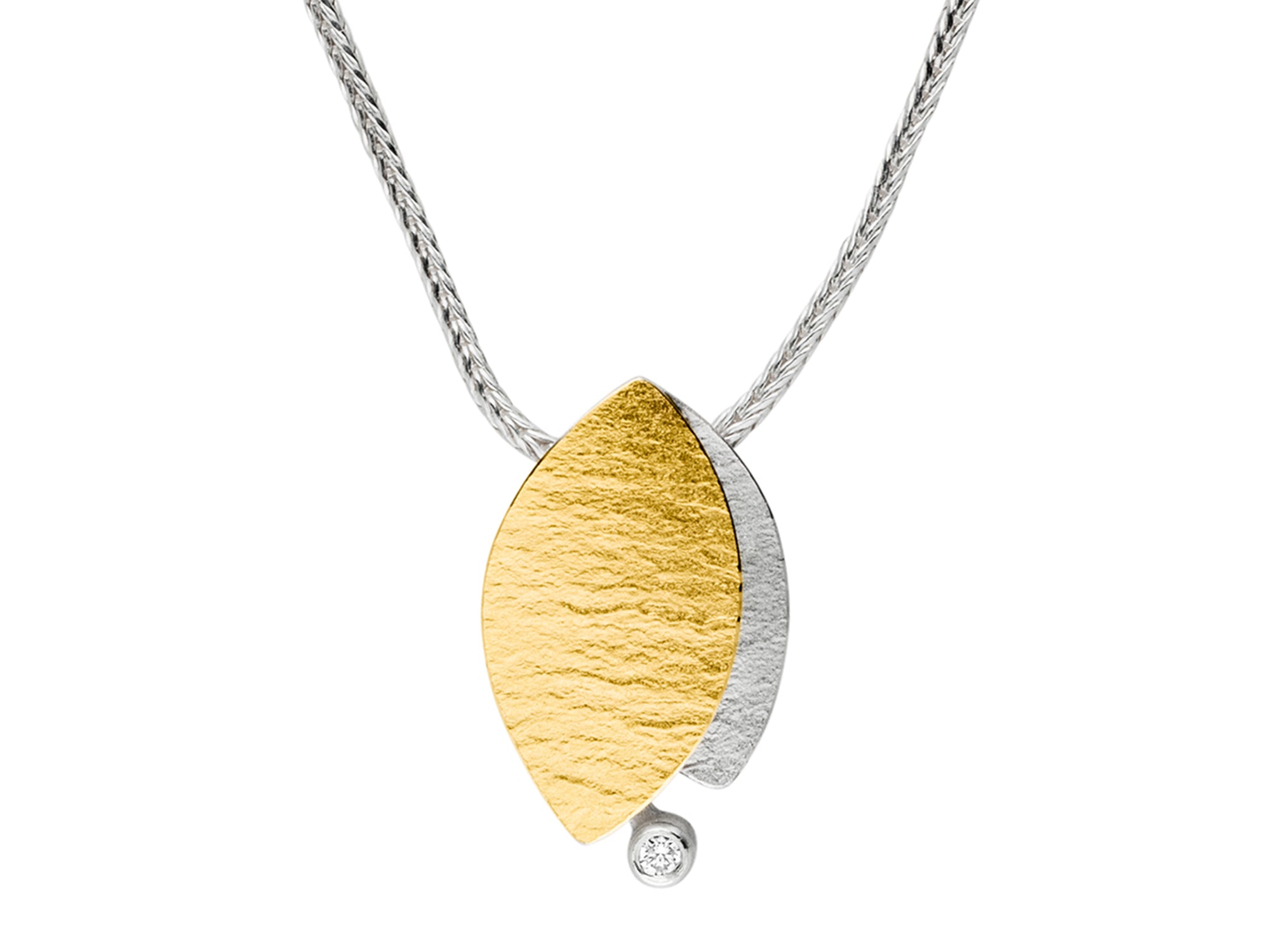 Fuchsschwanzkette mit Anhänger. Der Anhänger besteht aus 2 blattförmigen Elementen. Eines Silber und eines Gold. Diese sind asymmetrisch verbunden und ein Diamant bildet an der Spitze den Abschluss. 