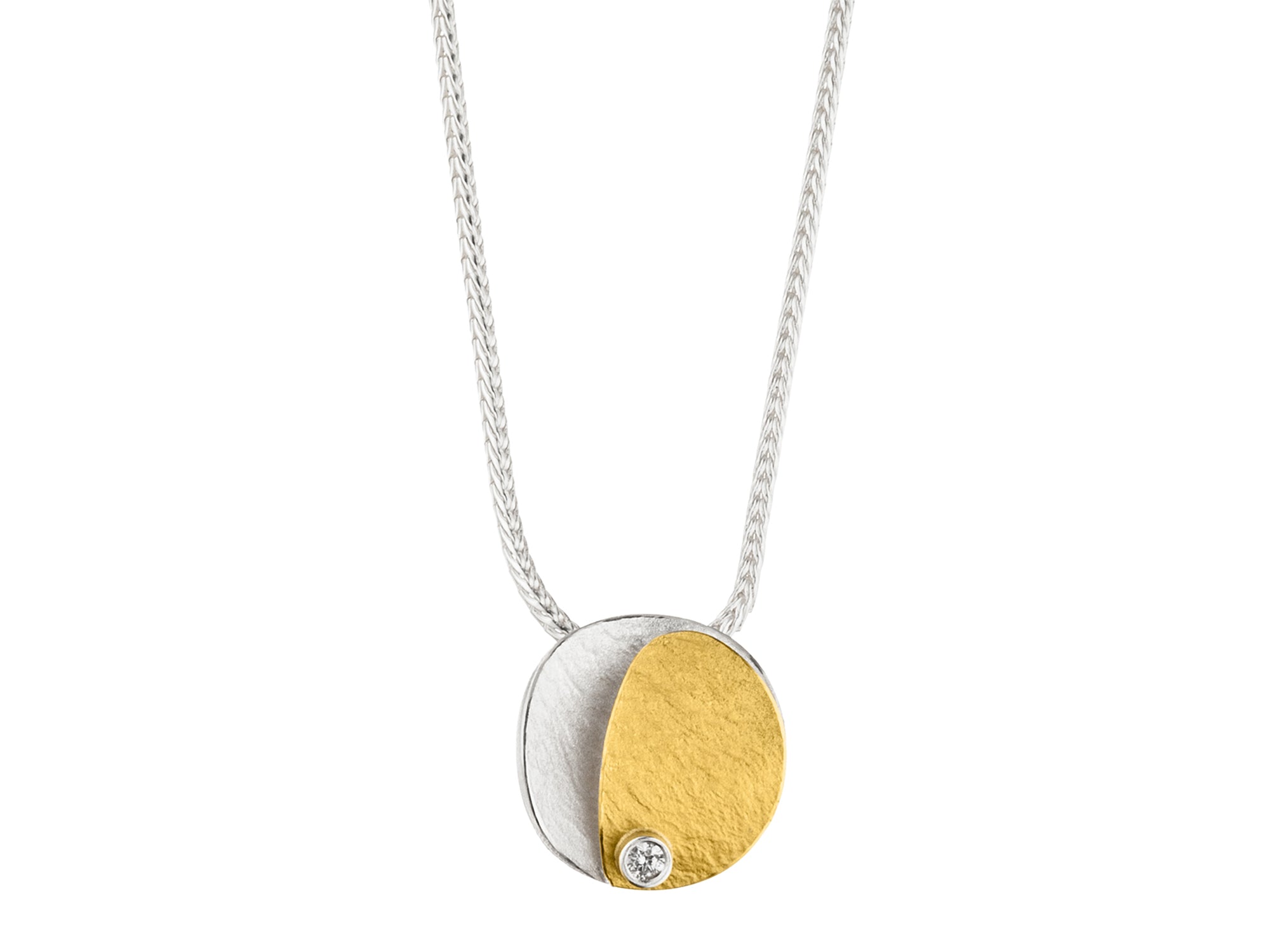 Kette mit rundem Anhänger in Silber und Gold . Asymmetrisch angeordnet mit kleinem Diamant.